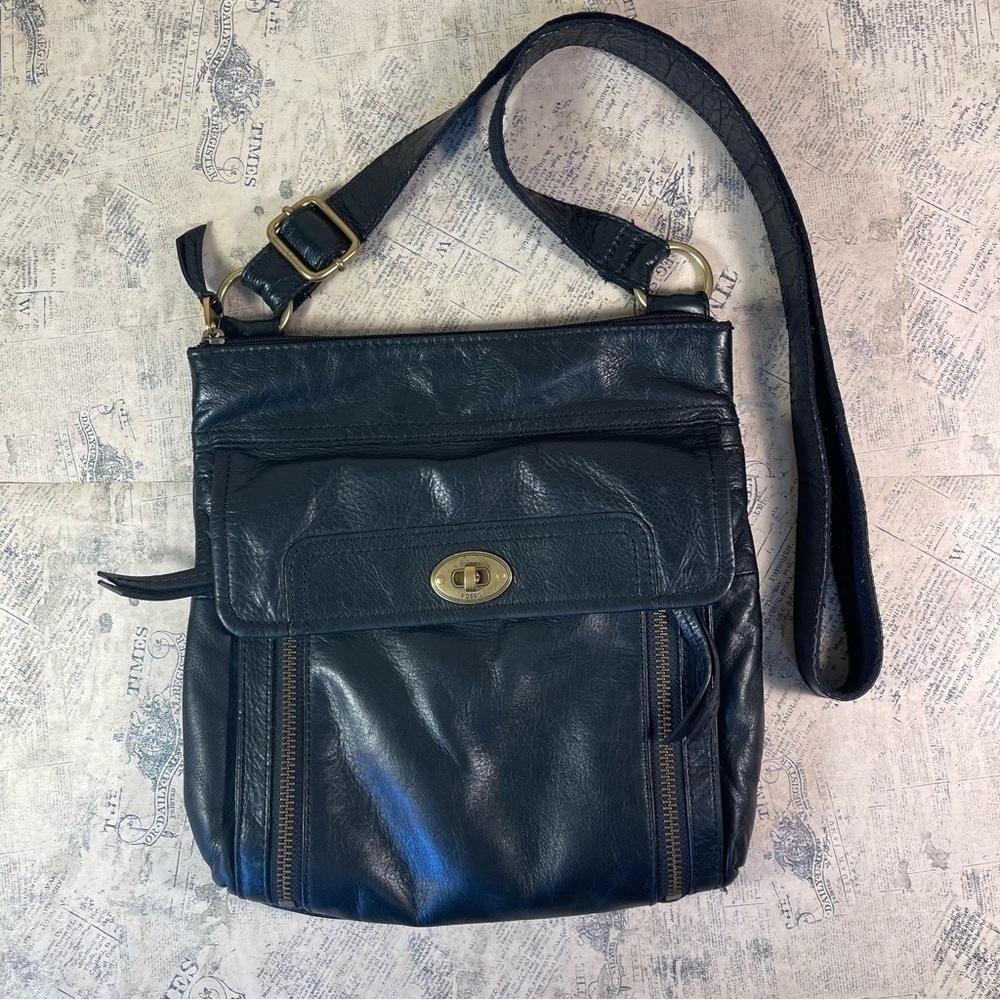 Fossil Black Leather Crossbody Bag Turnlock Closure Adjustable Strap Bag